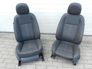 Opel Zafira C oriģinālais priekšējo sēdekļu komplekts, melns, neliels defekts!