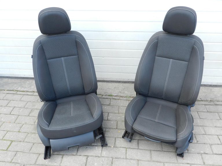 Opel Zafira C oriģinālais priekšējo sēdekļu komplekts, melns, neliels defekts!