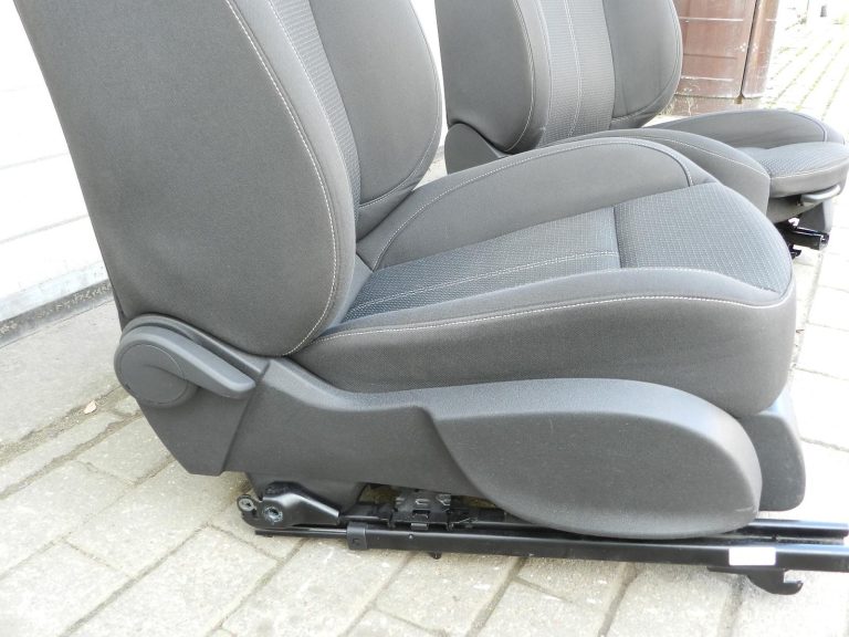 Opel Zafira C oriģinālais priekšējo sēdekļu komplekts, melns, neliels defekts!