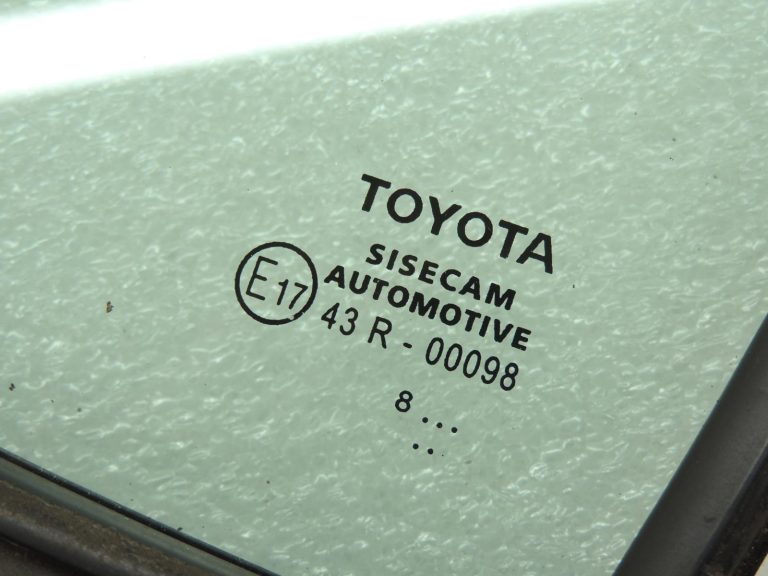 Toyota Corolla E210 priekšējā kreisā sānu loga blīvējums 6812602020 6821602020
