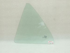 Toyota Corolla E210 HB aizmugurējais kreisais trīsstūrveida stikls 6812402470 6812402471 OE