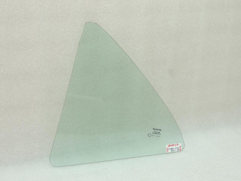 Toyota Corolla E210 HB aizmugurējais kreisais trīsstūrveida stikls 6812402470 6812402471 OE