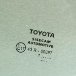 Toyota Corolla E210 HB aizmugurējais kreisais trīsstūrveida stikls 6812402470 6812402471 OE