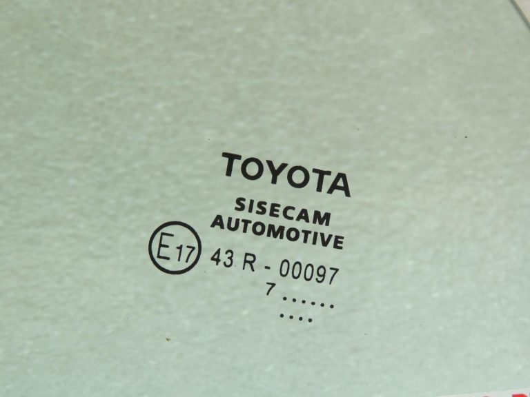 Toyota Corolla E210 HB aizmugurējais kreisais trīsstūrveida stikls 6812402470 6812402471 OE