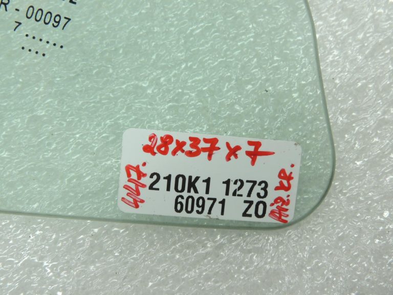 Toyota Corolla E210 HB aizmugurējais kreisais trīsstūrveida stikls 6812402470 6812402471 OE