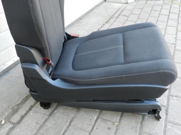 Opel Zafira C oriģinālais aizmugurējais labais salokāmais sēdeklis ar ISOFIX