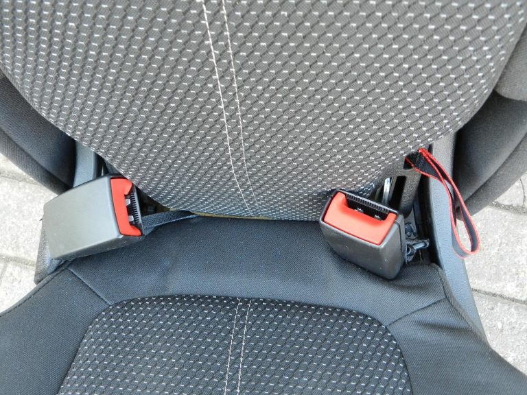 Opel Zafira C oriģināls aizmugurējais centrālais sēdeklis ar nolaižamu roku balstu