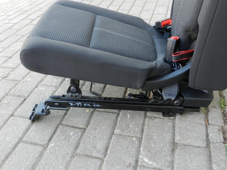 Opel Zafira C oriģināls aizmugurējais centrālais sēdeklis ar nolaižamu roku balstu