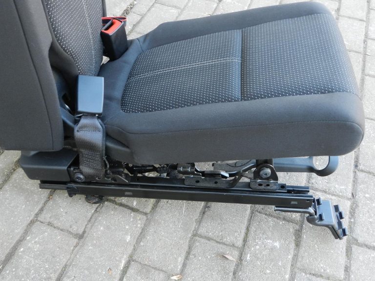 Opel Zafira C oriģināls aizmugurējais centrālais sēdeklis ar nolaižamu roku balstu