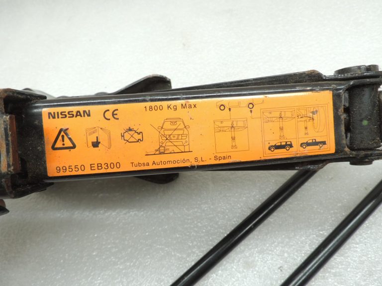 „Nissan Navara D40“ instrumentu komplekts, domkrāts, soma, brīdinājuma trīsstūris 99550EB300 OE