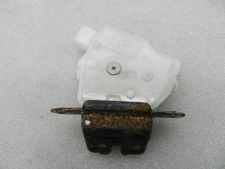 Toyota Yaris oriģinālā bagāžnieka durvju slēdzene 6935002090