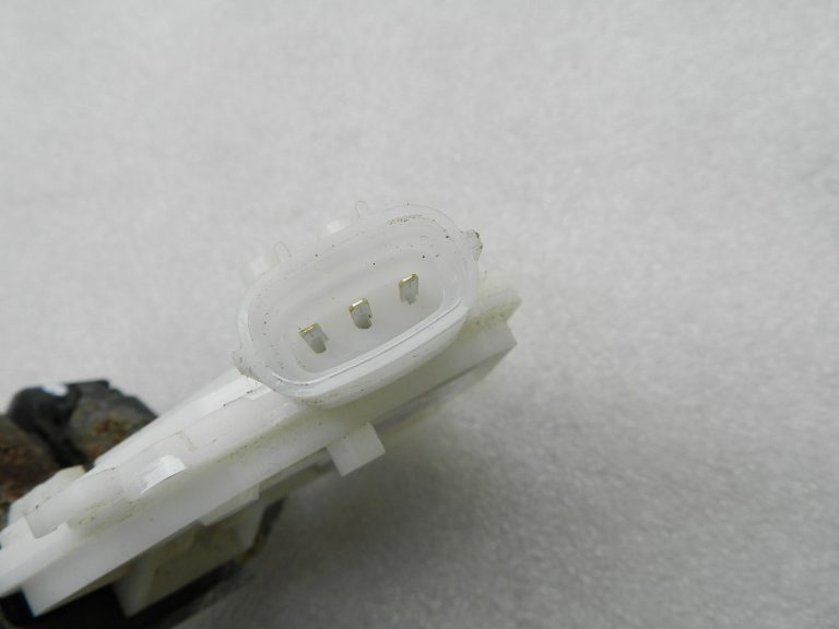Toyota Yaris oriģinālā bagāžnieka durvju slēdzene 6935002090