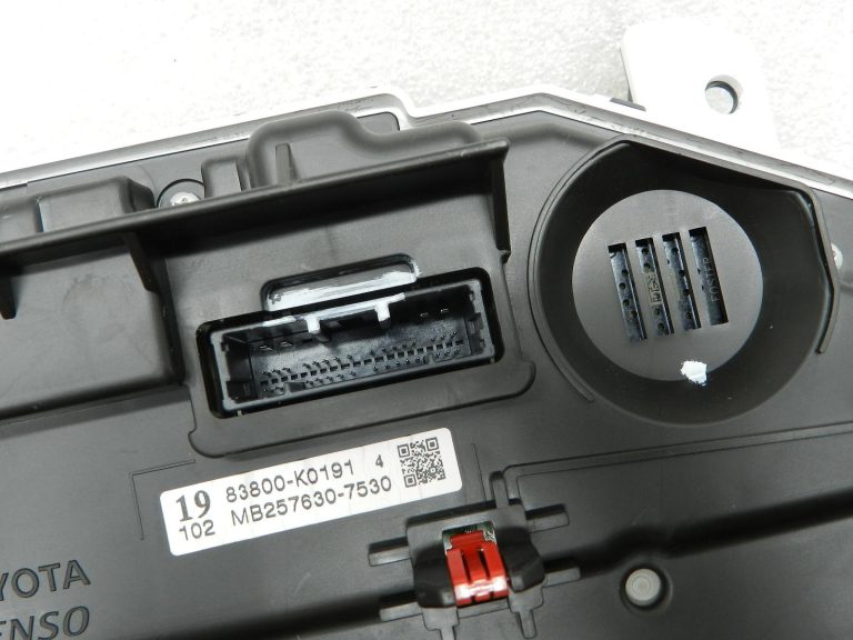 Toyota Yaris oriģinālais instrumentu panelis – spidometrs un tahometrs 83800K0191