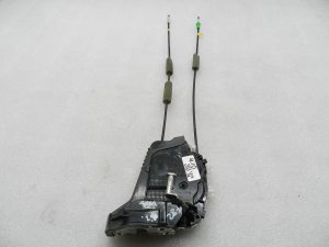 Toyota Yaris oriģinālā aizmugurējā labās puses durvju slēdzene 69050K0040