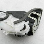 Toyota Yaris oriģinālā aizmugurējā labās puses durvju slēdzene 69050K0040