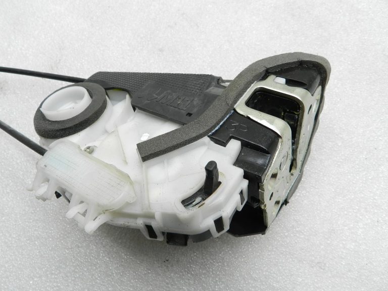 Toyota Yaris oriģinālā aizmugurējā labās puses durvju slēdzene 69050K0040