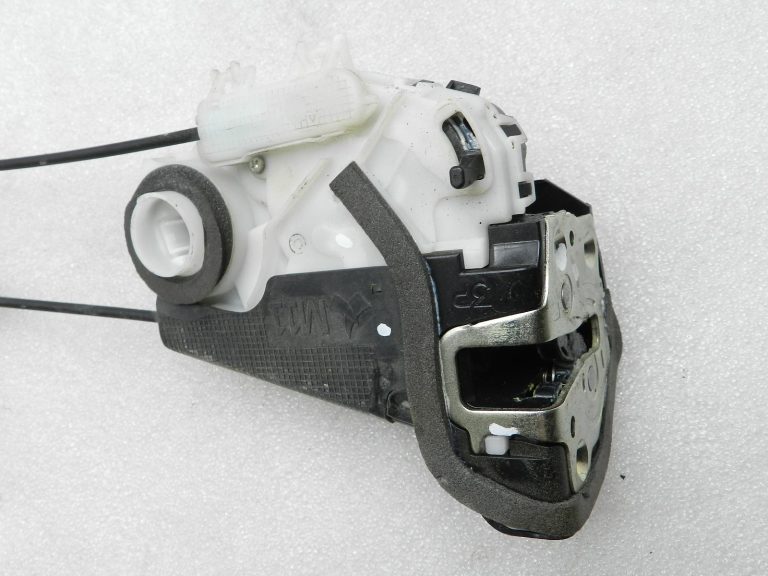Toyota Yaris oriģinālā aizmugurējā kreisā durvju slēdzene 69060K0040