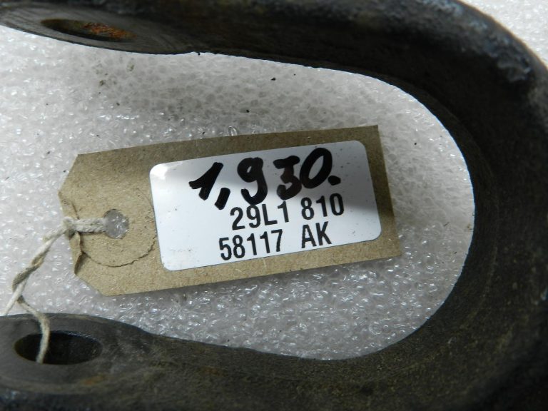 Audi A6 oriģinālais priekšējais labais amortizatora kronšteins 8K0413038L