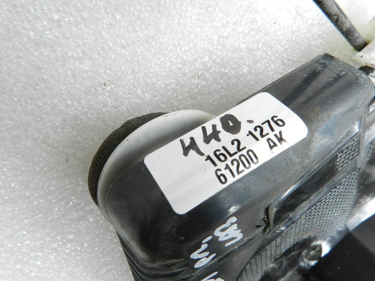Toyota Yaris oriģinālā priekšējā labās puses durvju slēdzene 69030K0031