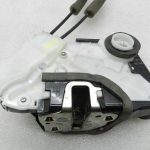 Toyota Yaris oriģinālā priekšējā labās puses durvju slēdzene 69030K0031