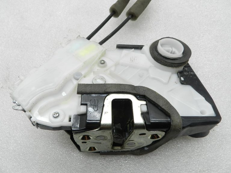 Toyota Yaris oriģinālā priekšējā labās puses durvju slēdzene 69030K0031