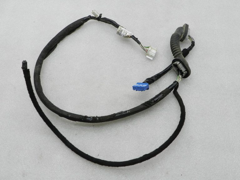„Toyota Yaris“ oriģinālais aizmugurējās durvju vadu komplekts 82184k0130