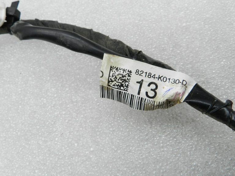 „Toyota Yaris“ oriģinālais aizmugurējās durvju vadu komplekts 82184k0130