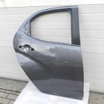 Toyota Yaris oriģinālā aizmugurējā labā durvī 1G3 Magnetic Gray Metallic 67003K0060