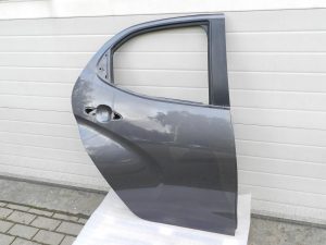 Toyota Yaris oriģinālā aizmugurējā labā durvī 1G3 Magnetic Gray Metallic 67003K0060