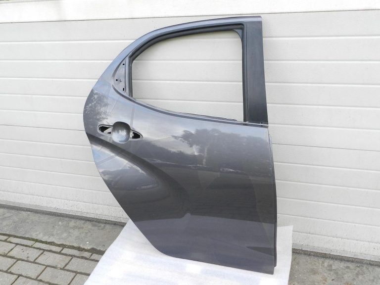 Toyota Yaris oriģinālā aizmugurējā labā durvī 1G3 Magnetic Gray Metallic 67003K0060