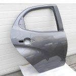 Toyota Yaris oriģinālā aizmugurējā labā durvī 1G3 Magnetic Gray Metallic 67003K0060