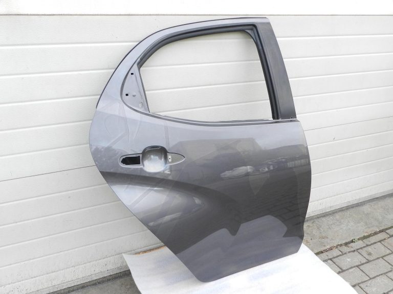 Toyota Yaris oriģinālā aizmugurējā labā durvī 1G3 Magnetic Gray Metallic 67003K0060