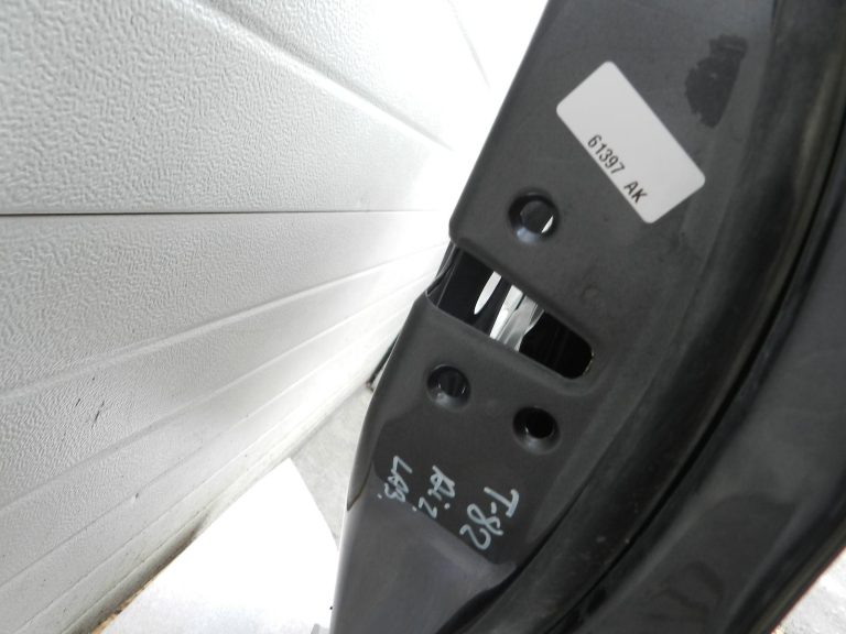 Toyota Yaris oriģinālā aizmugurējā labā durvī 1G3 Magnetic Gray Metallic 67003K0060