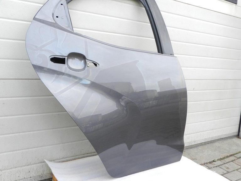Toyota Yaris oriģinālā aizmugurējā labā durvī 1G3 Magnetic Gray Metallic 67003K0060