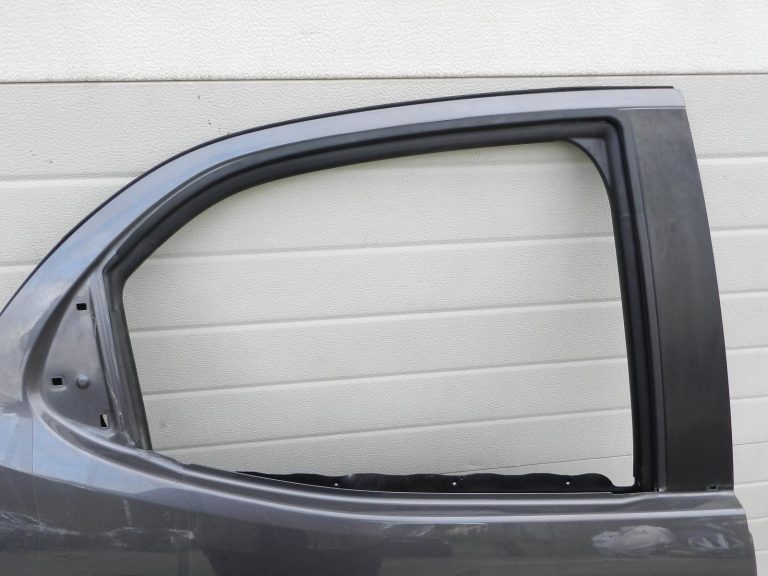 Toyota Yaris oriģinālā aizmugurējā labā durvī 1G3 Magnetic Gray Metallic 67003K0060