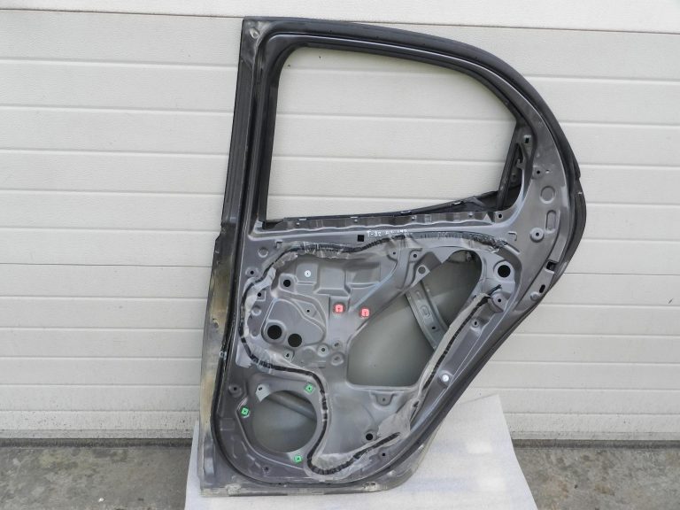 Toyota Yaris oriģinālā aizmugurējā labā durvī 1G3 Magnetic Gray Metallic 67003K0060