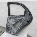 Toyota Yaris oriģinālā aizmugurējā labā durvī 1G3 Magnetic Gray Metallic 67003K0060