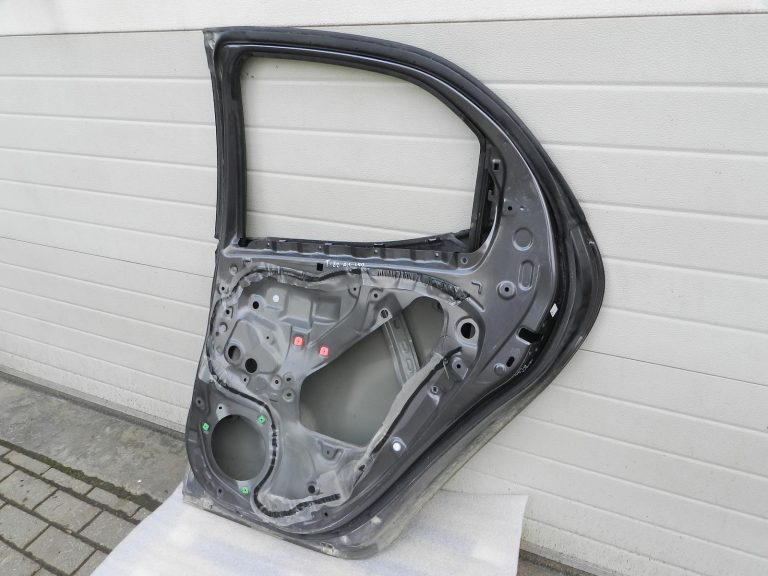 Toyota Yaris oriģinālā aizmugurējā labā durvī 1G3 Magnetic Gray Metallic 67003K0060