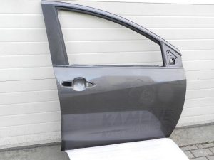 Toyota Yaris oriģinālā priekšējā labā durvī 1G3 Magnetic Gray Metallic 67001K0020