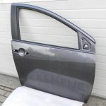 Toyota Yaris oriģinālā priekšējā labā durvī 1G3 Magnetic Gray Metallic 67001K0020