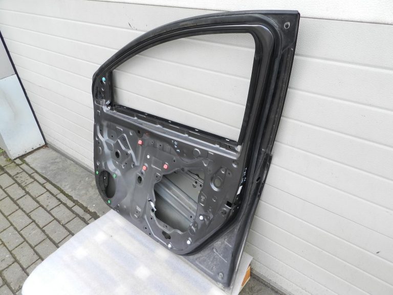 Toyota Yaris oriģinālā priekšējā labā durvī 1G3 Magnetic Gray Metallic 67001K0020