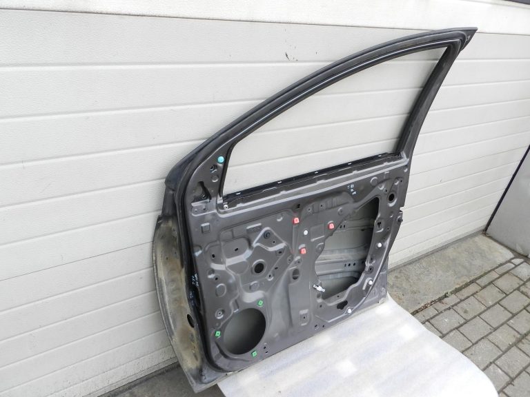 Toyota Yaris oriģinālā priekšējā labā durvī 1G3 Magnetic Gray Metallic 67001K0020