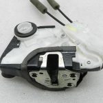 Toyota Yaris oriģinālā priekšējā kreisā durvju slēdzene 69040K0040