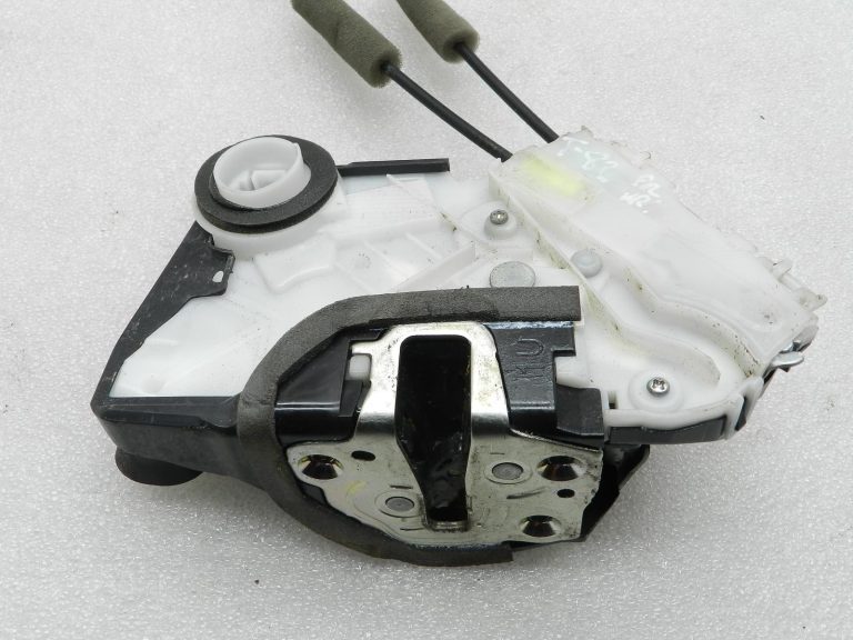Toyota Yaris oriģinālā priekšējā kreisā durvju slēdzene 69040K0040