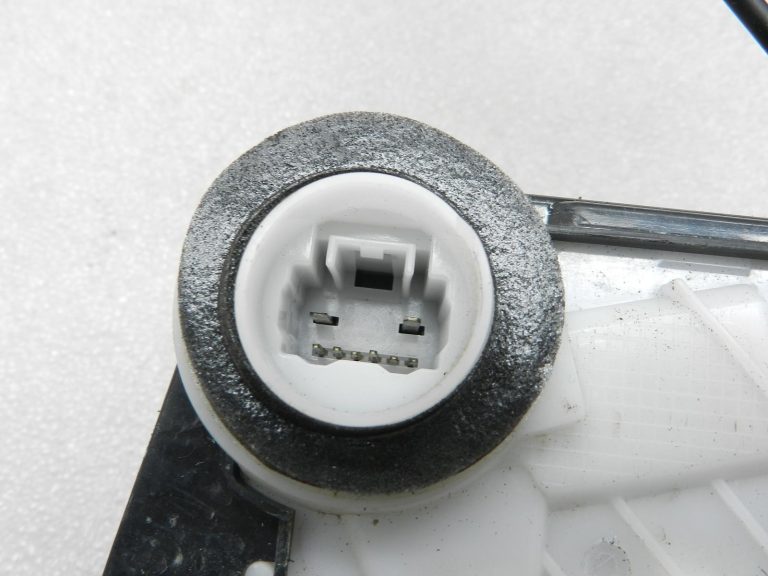 Toyota Yaris oriģinālā priekšējā kreisā durvju slēdzene 69040K0040