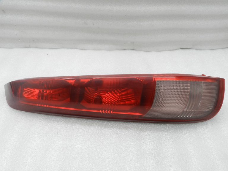 Nissan X-Trail T30 oriģinālais aizmugurējais lukturis (kreisais) 26555EQ025