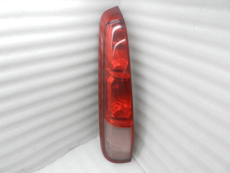 Nissan X-Trail T30 oriģinālais aizmugurējais lukturis (kreisais) 26555EQ025