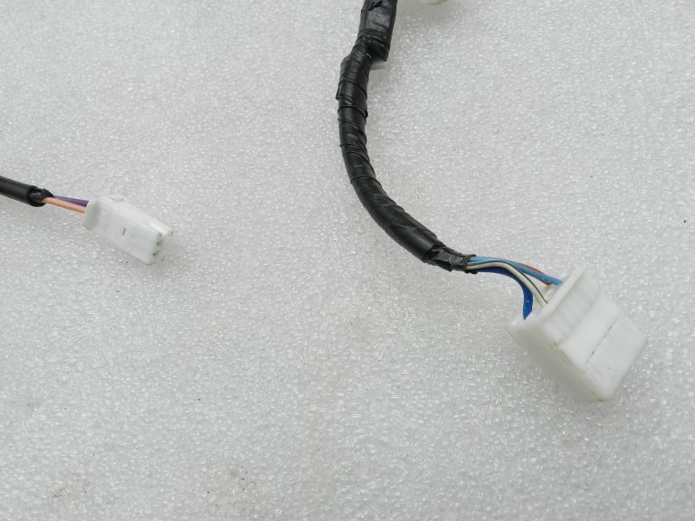 Toyota Yaris oriģinālais aizmugurējais kreisais durvju vadu kopnes komplekts 82154k0180