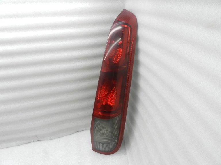 Nissan X-Trail T30 oriģinālais aizmugurējais lukturis (labajā pusē) 265508H326