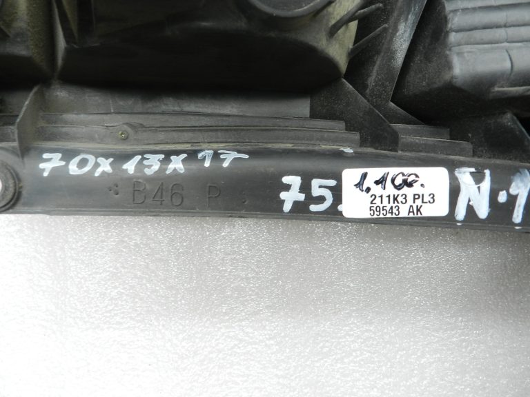 Nissan X-Trail T30 oriģinālais aizmugurējais lukturis (labajā pusē) 265508H326